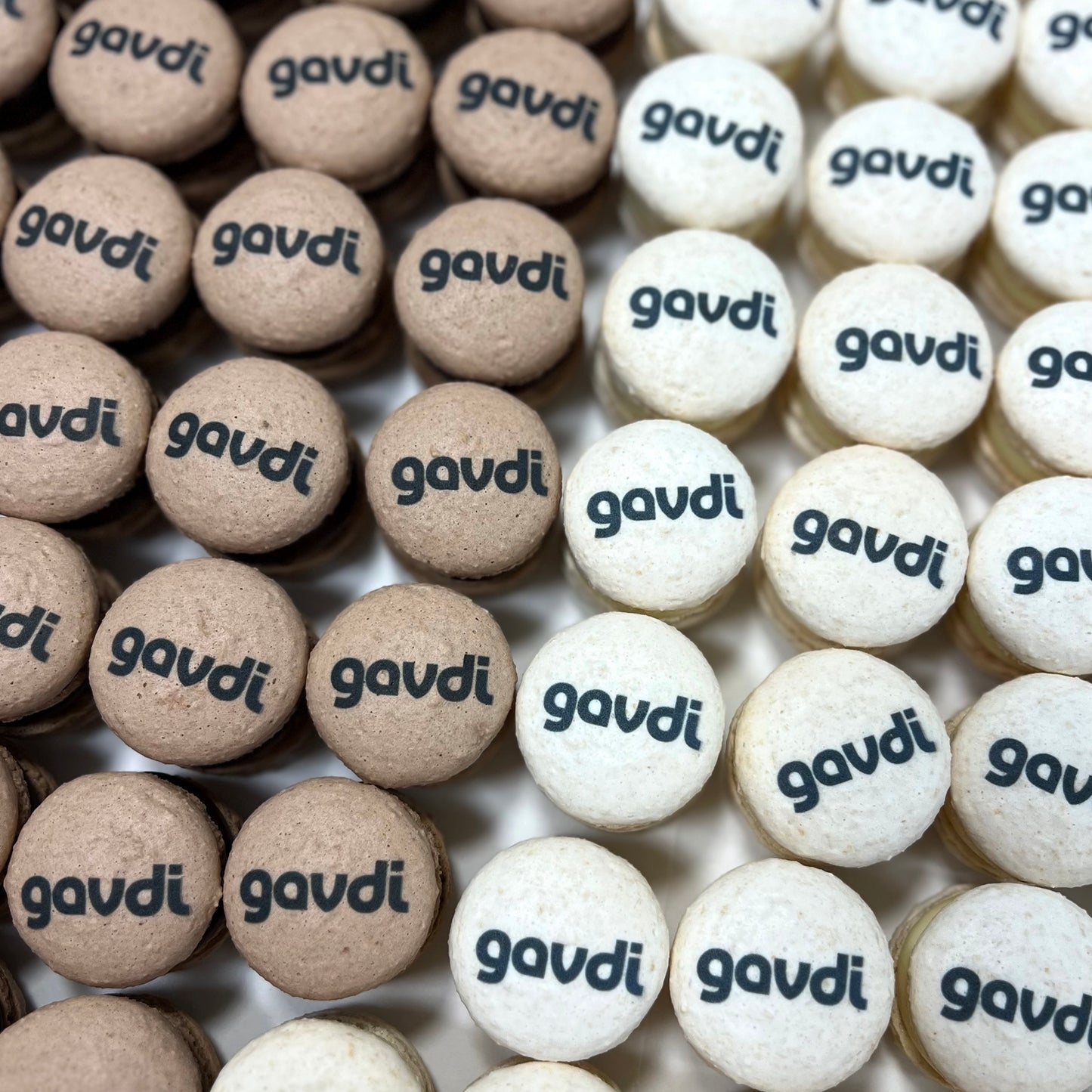 Lux Macarons 100 stk. med logo print på til din Fest