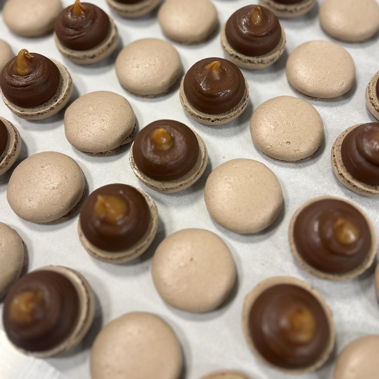 Lux Macarons 100 stk. med logo print på til din Fest