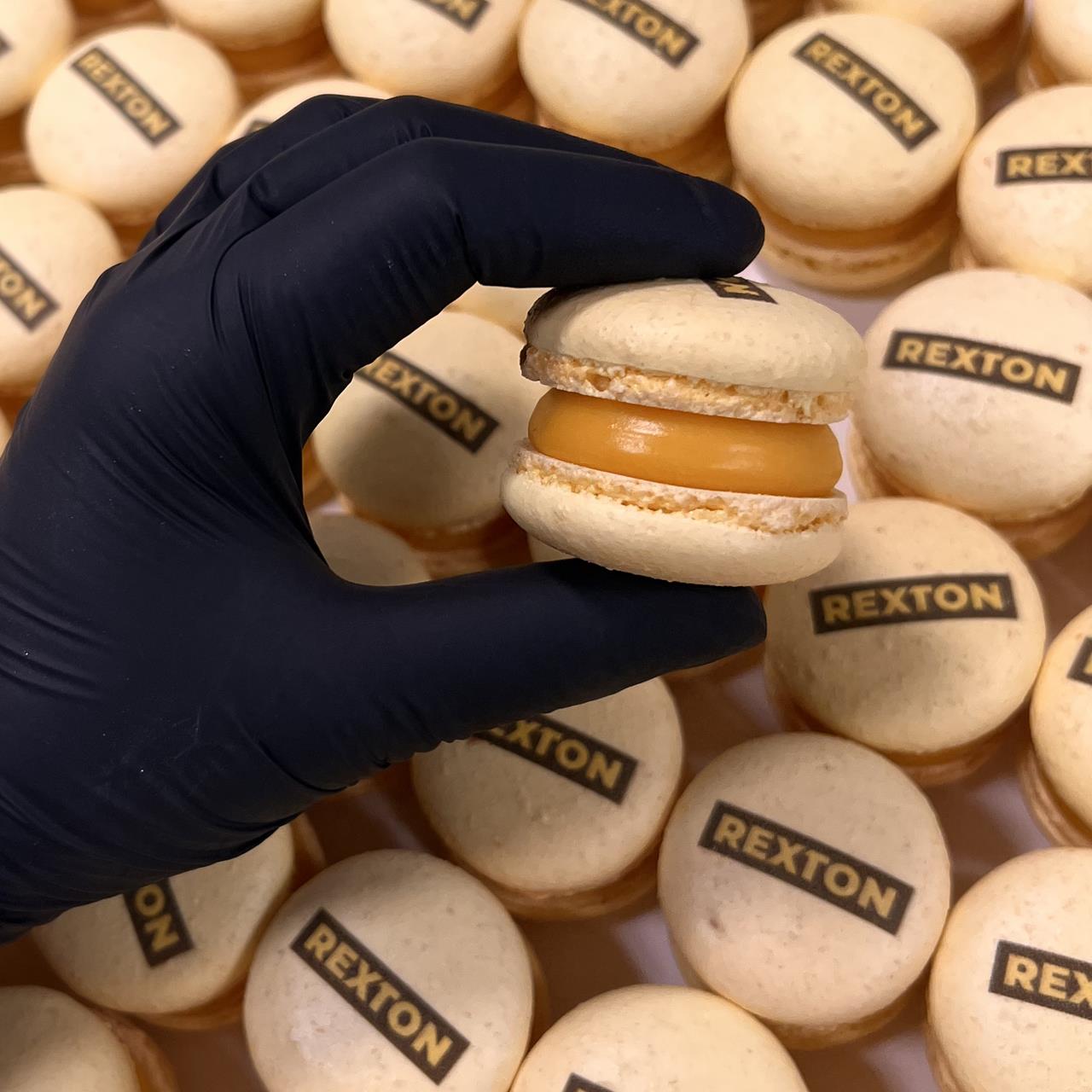 Lux Macarons 50 stk. med print til bryllup, barnedåb, konfirmation mm. - skrifttype 2