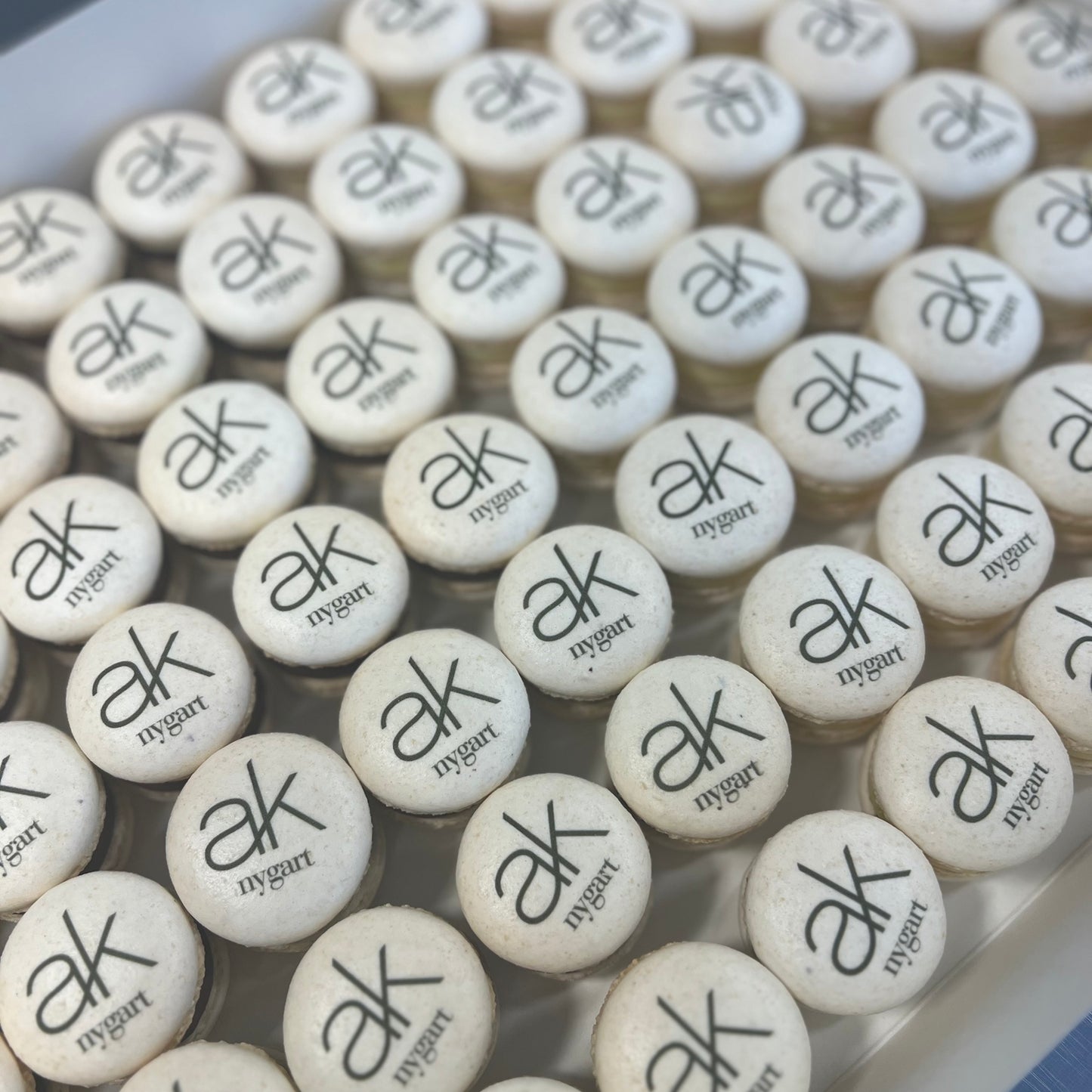 Lux Macarons 100 stk. med logo print på til din Fest