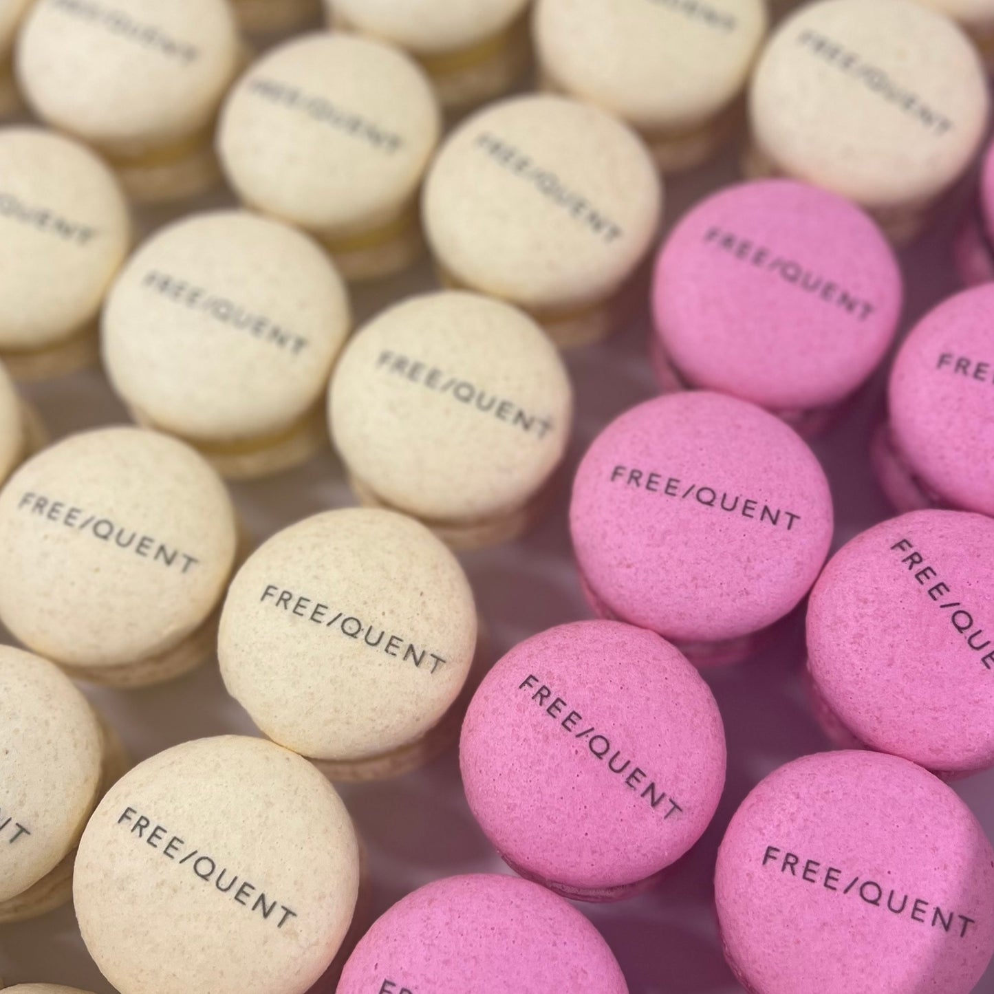Lux Macarons 50 stk. med logo print på til dit event