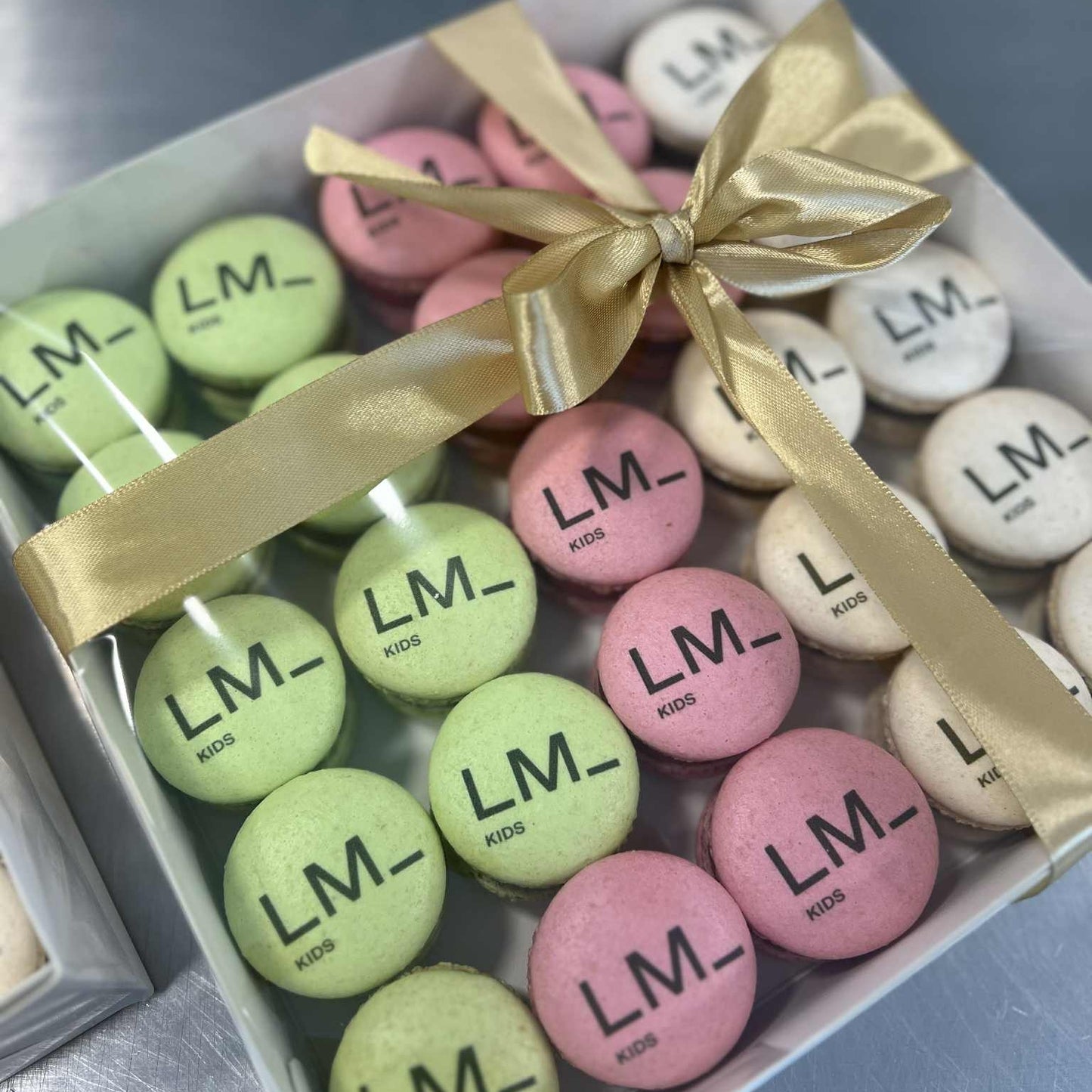 Lux Macarons 100 stk. med logo print på til din Fest
