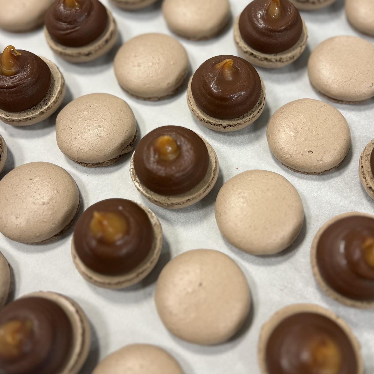 Lux Macarons 50 stk. med print til bryllup, barnedåb, konfirmation mm. - skrifttype 2
