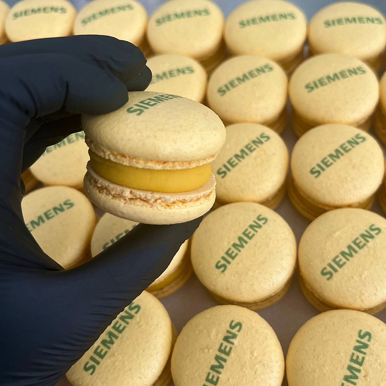 Lux Macarons 50 stk. med logo print på til dit event