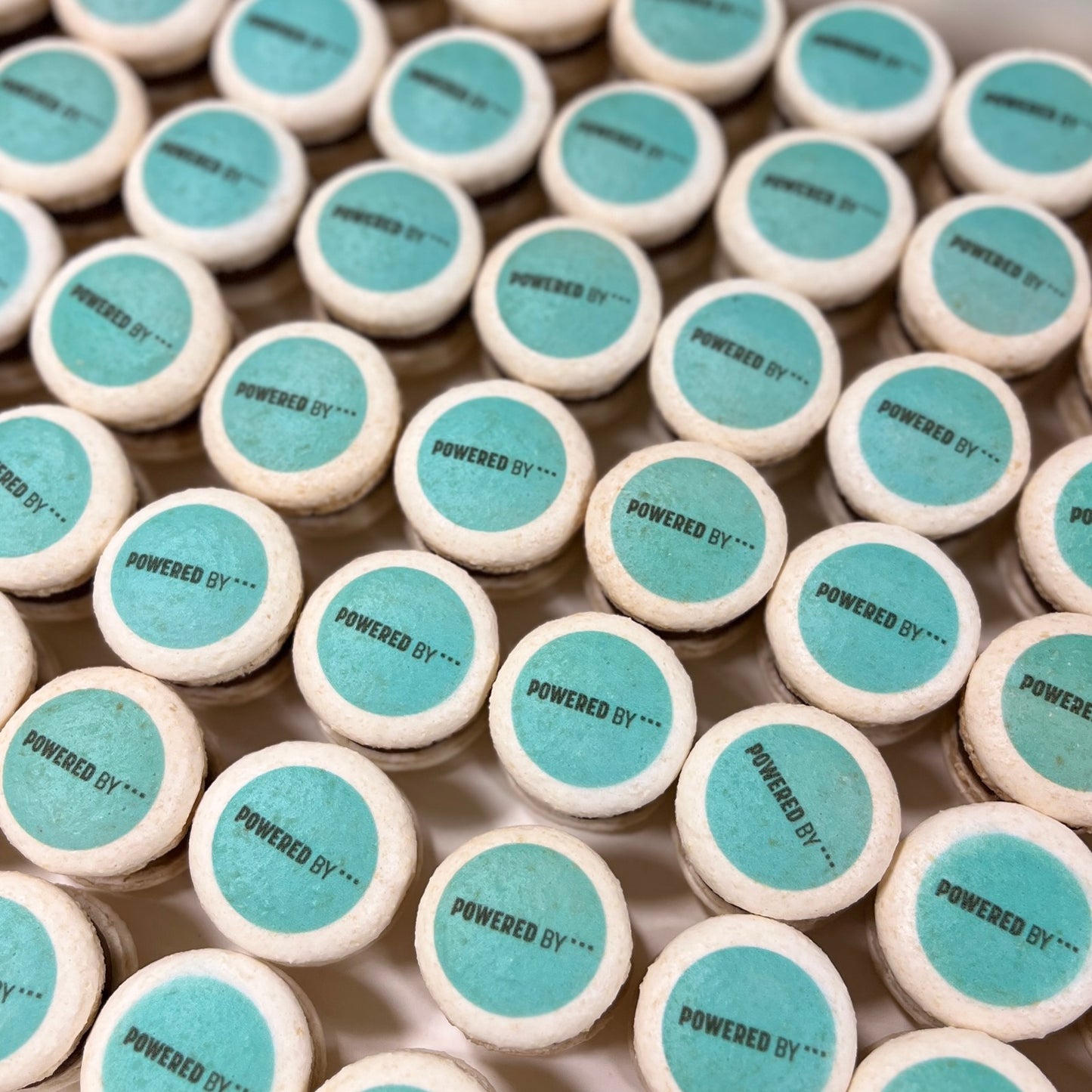 Lux Macarons 50 stk. med logo print på til dit event