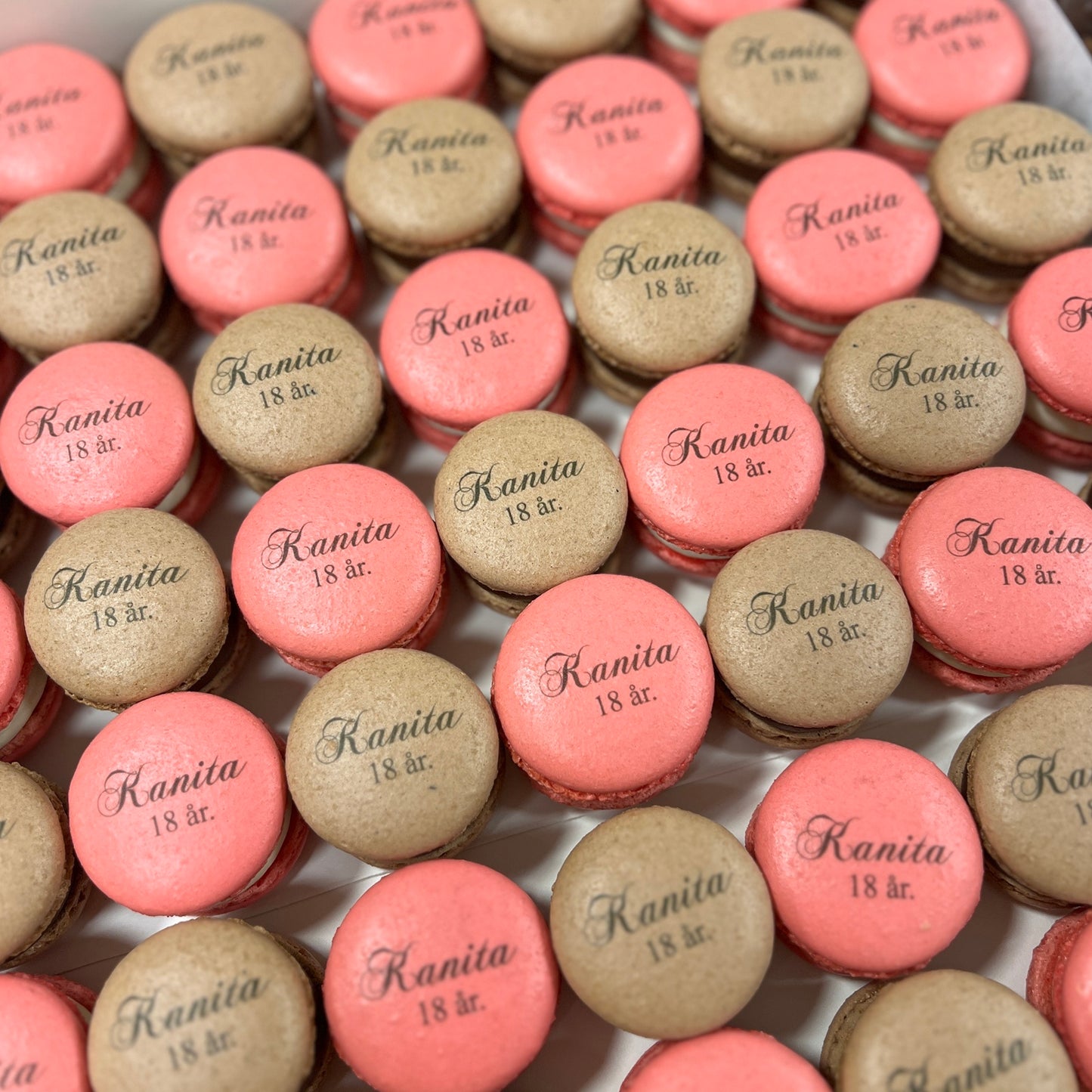 Lux Macarons 50 stk. med print til bryllup, barnedåb, konfirmation mm. - skrifttype 1