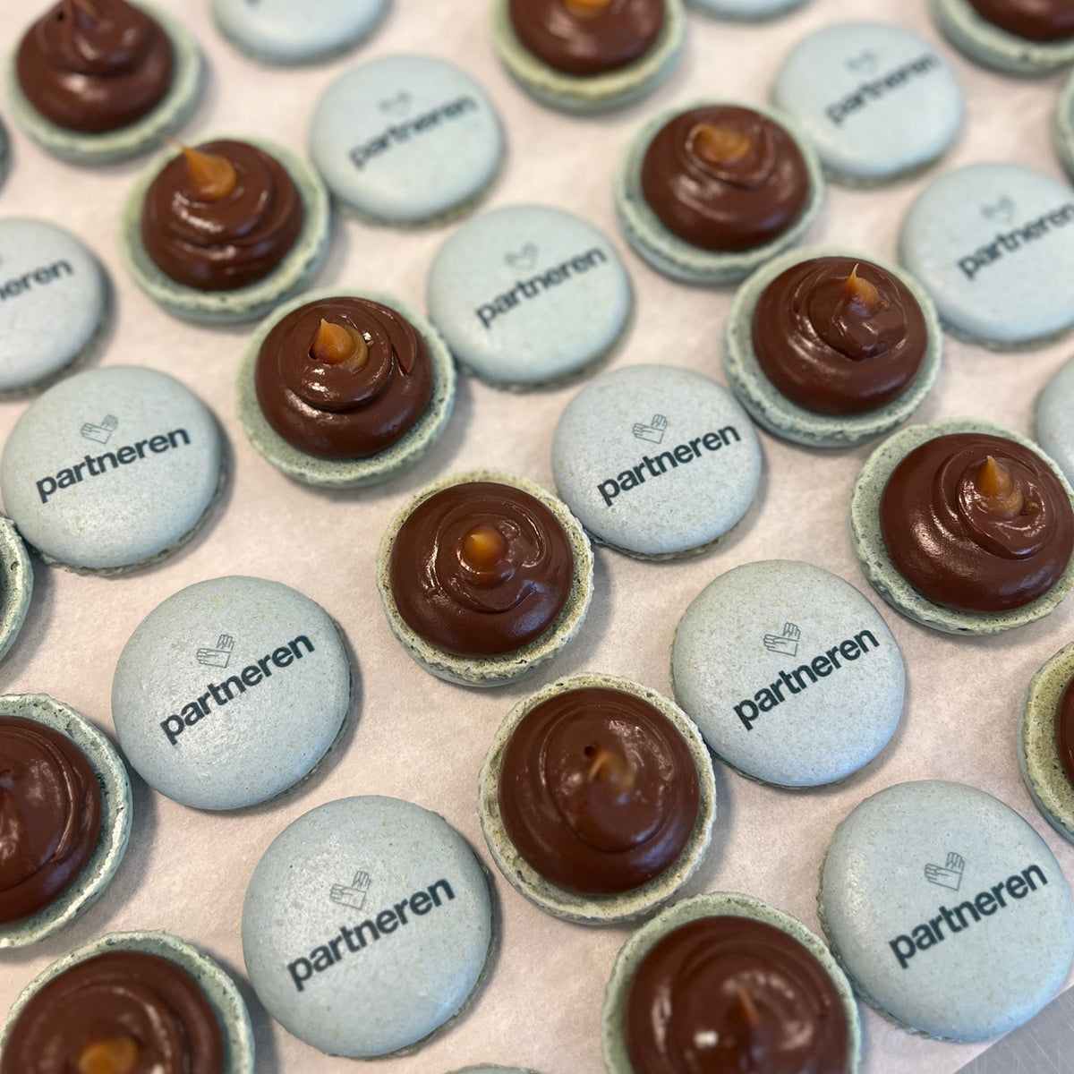 Lux Macarons 50 stk. med print til bryllup, barnedåb, konfirmation mm. - skrifttype 3