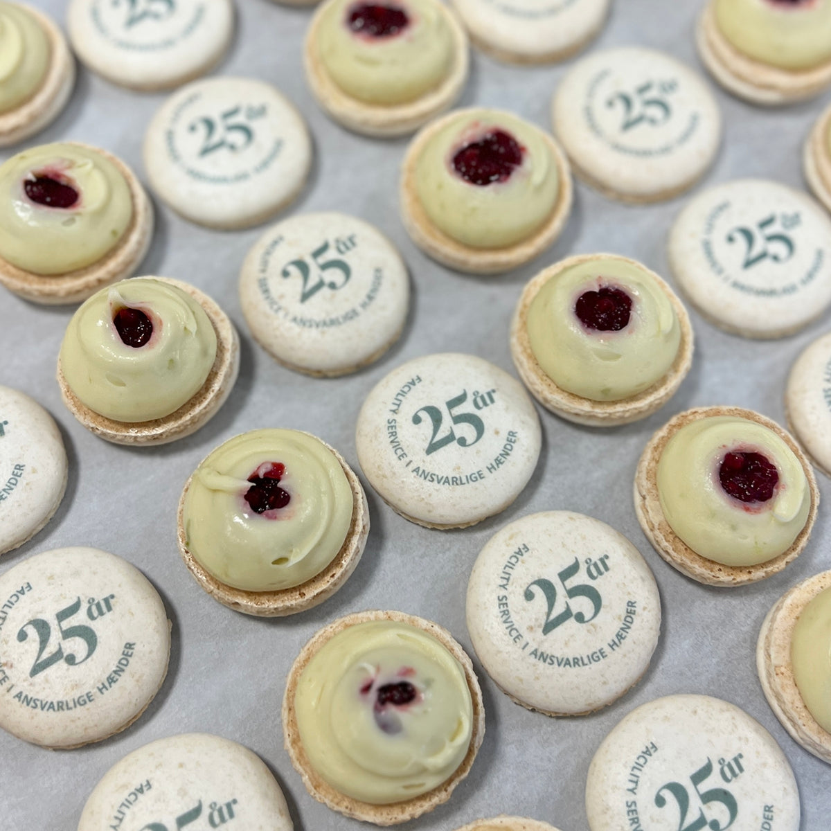 Lux Macarons 50 stk. med print til bryllup, barnedåb, konfirmation mm. - skrifttype 3