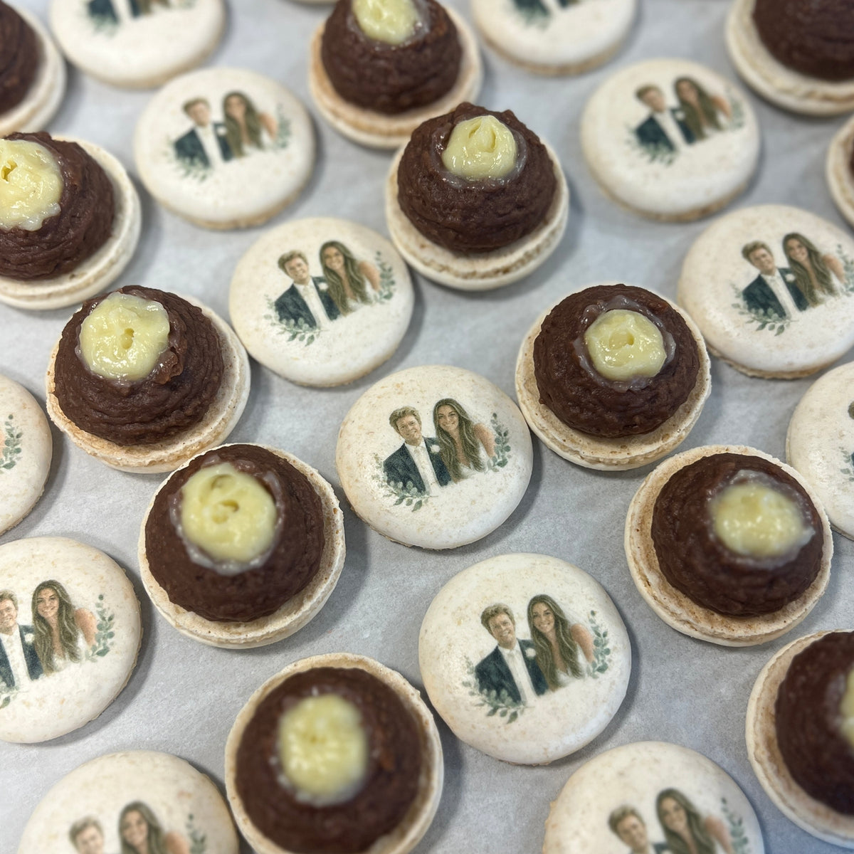 Lux Macarons 50 stk. med print til bryllup, barnedåb, konfirmation mm. - skrifttype 3