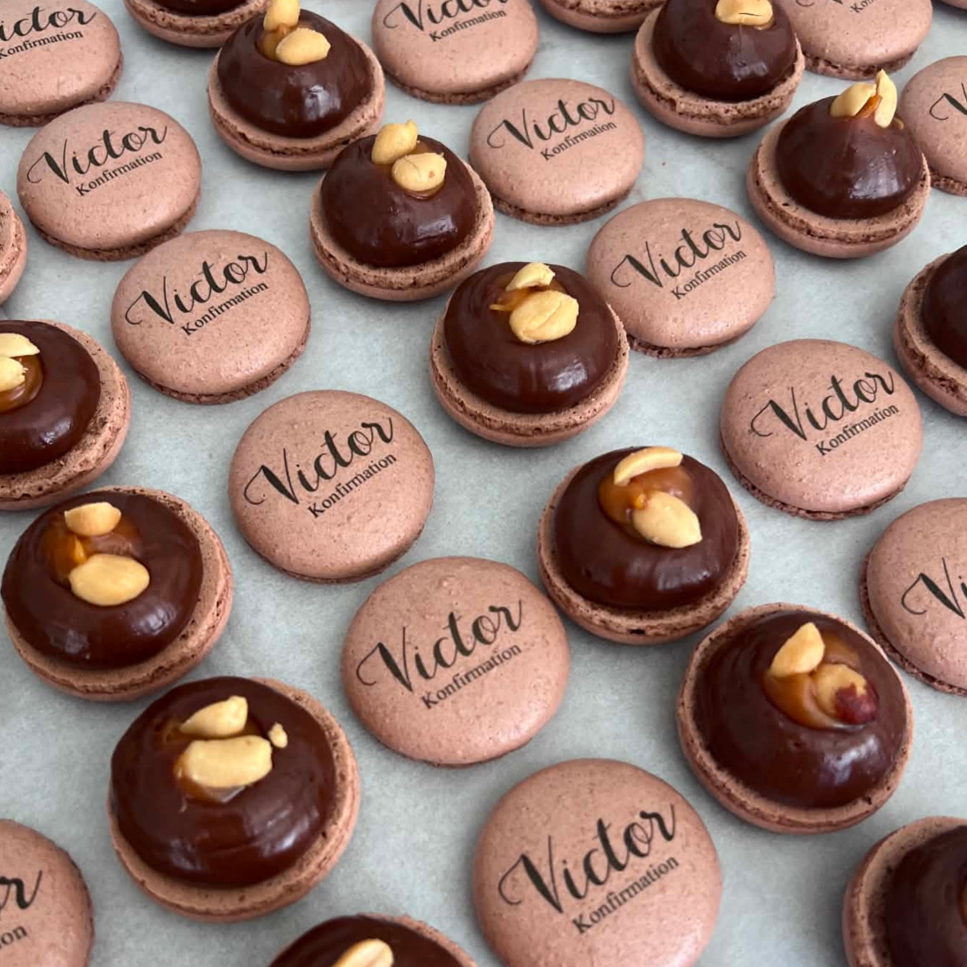 Lux Macarons 50 stk. med print til bryllup, barnedåb, konfirmation mm. - skrifttype 1
